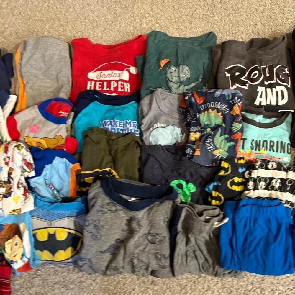 Kids Sz 5 Clothing Bundle Lot Pants Pajamas T-shirt Sweatshirt Santa Paw Patrol - Picture 3 of 12